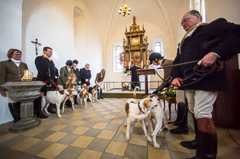 35 - Hounds go to church